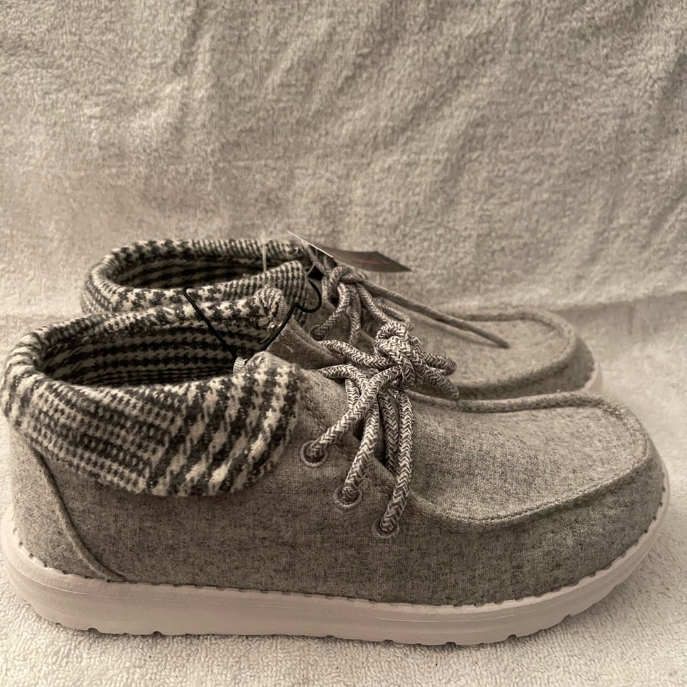 No boundaries canvas loafers